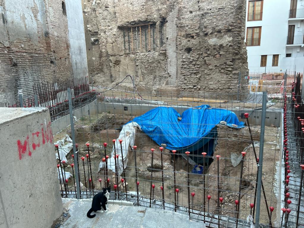 Imagen de la muralla islámica del siglo XI en la plaza del Ángel (València)