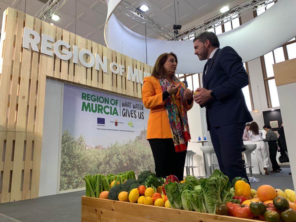 El consejero de Agricultura, Antonio Luengo, mantiene un encuentro con su homóloga andaluza Carmen Crespo