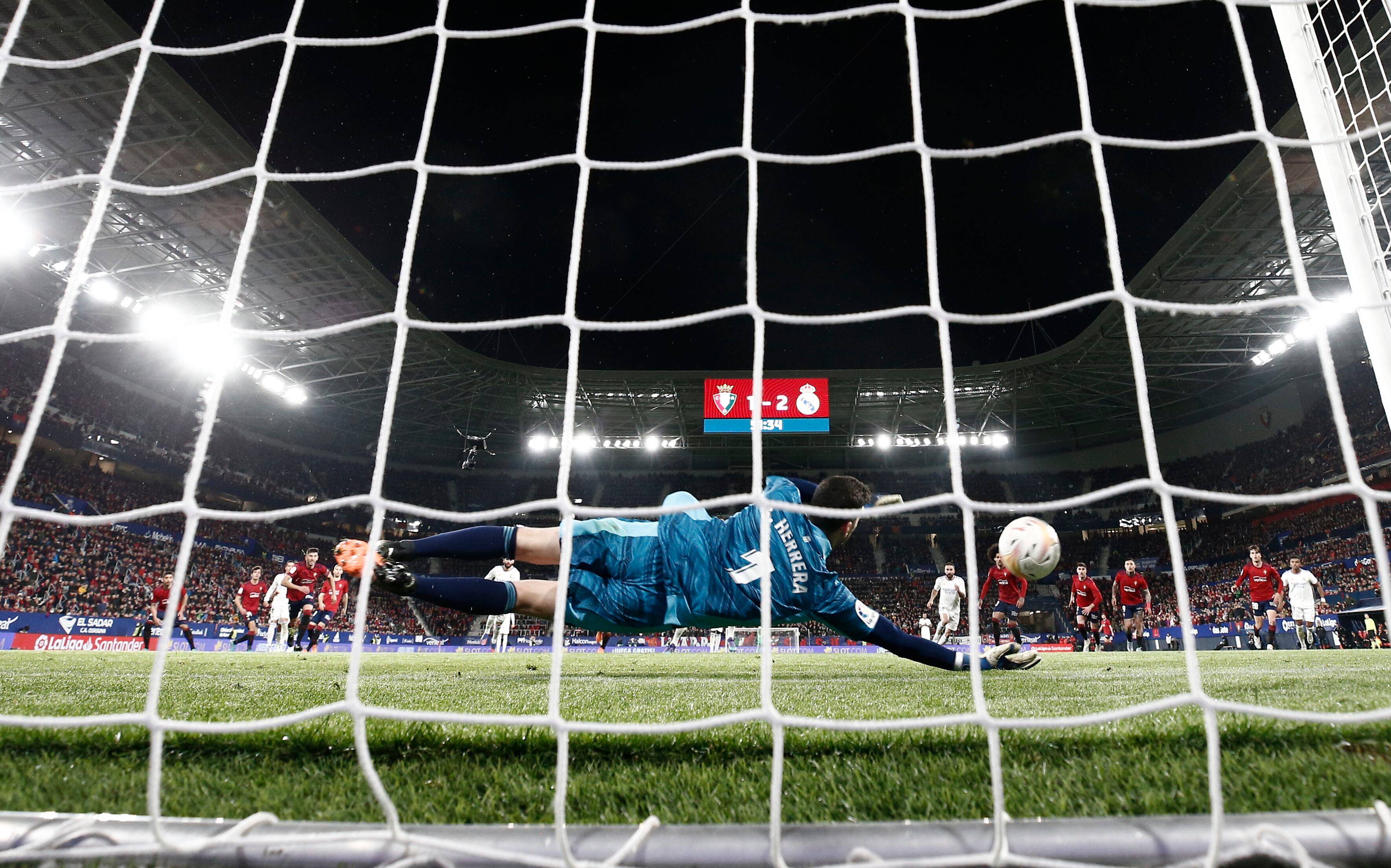 El portero de Osasuna Sergio Herrera para uno de los penaltis que lanza el delantero del Real Madrid Karim Benzema, durante el encuentro entre Osasuna y Real Madrid en el estadio de El Sadar, en Pamplona