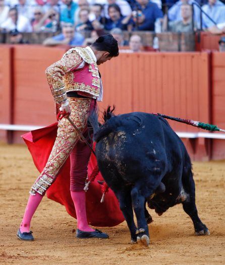 Kevín de Luis toreando sobre la mano izquierda