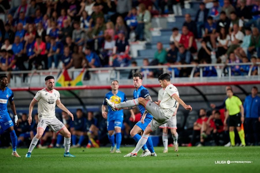 David Castro controla el balón en una jugada del Amorebieta-Racing en Lezama (foto: LaLiga Hypermotion)