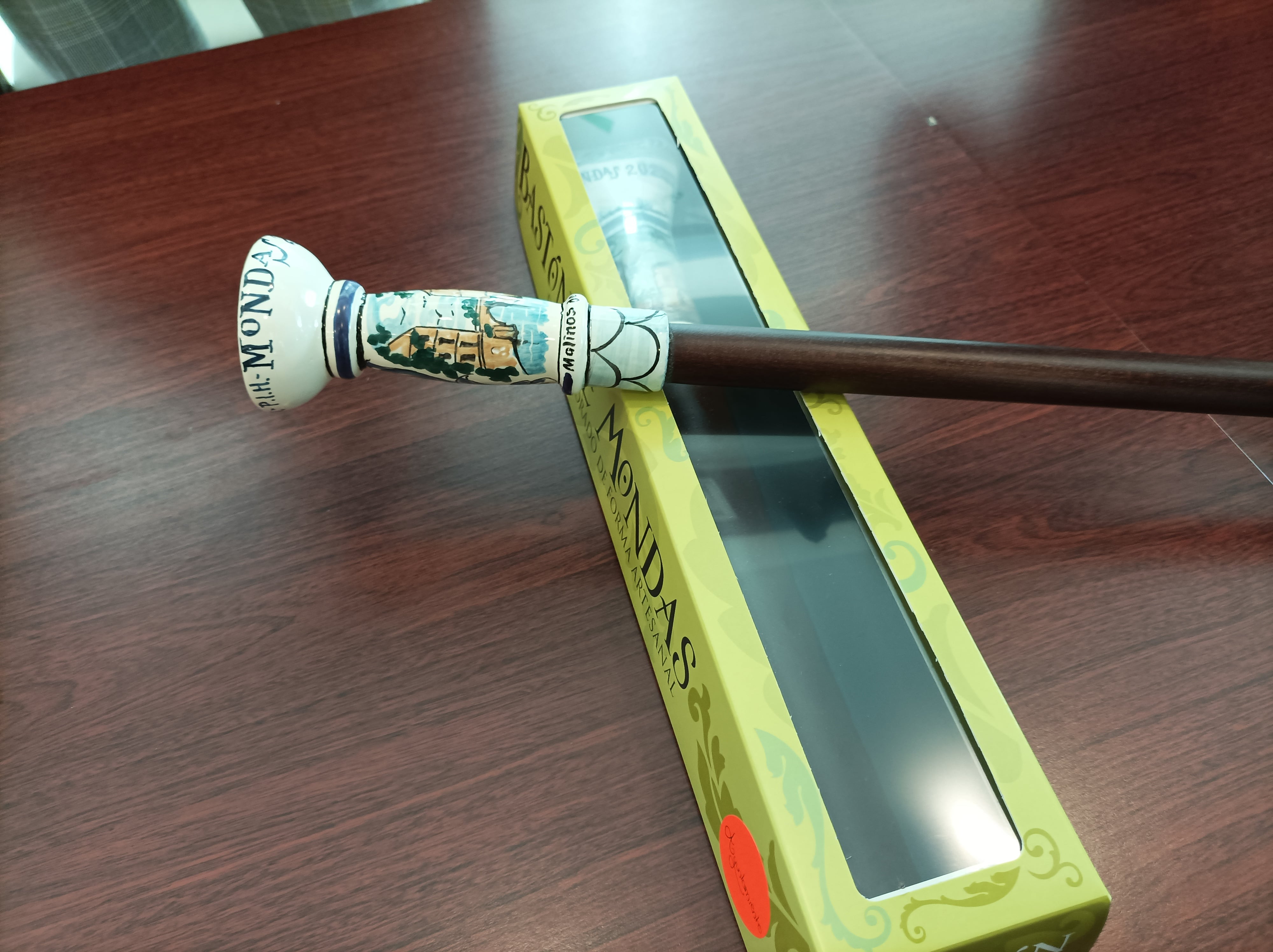 Bastones de Mondas de chocolate, trufa y almendra y cerámica de Talavera