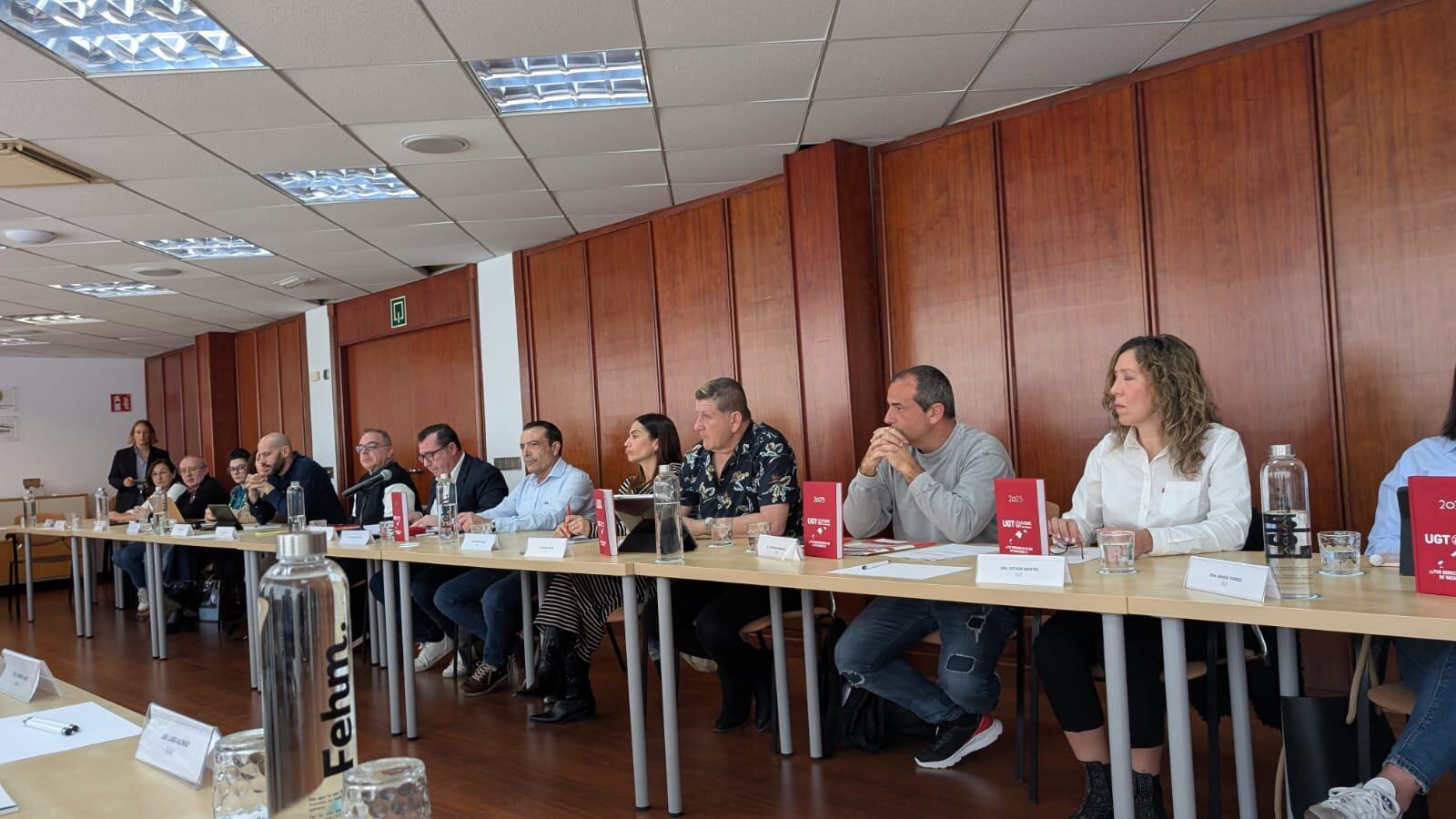 Representantes de los sindicatos en la mesa de negociación