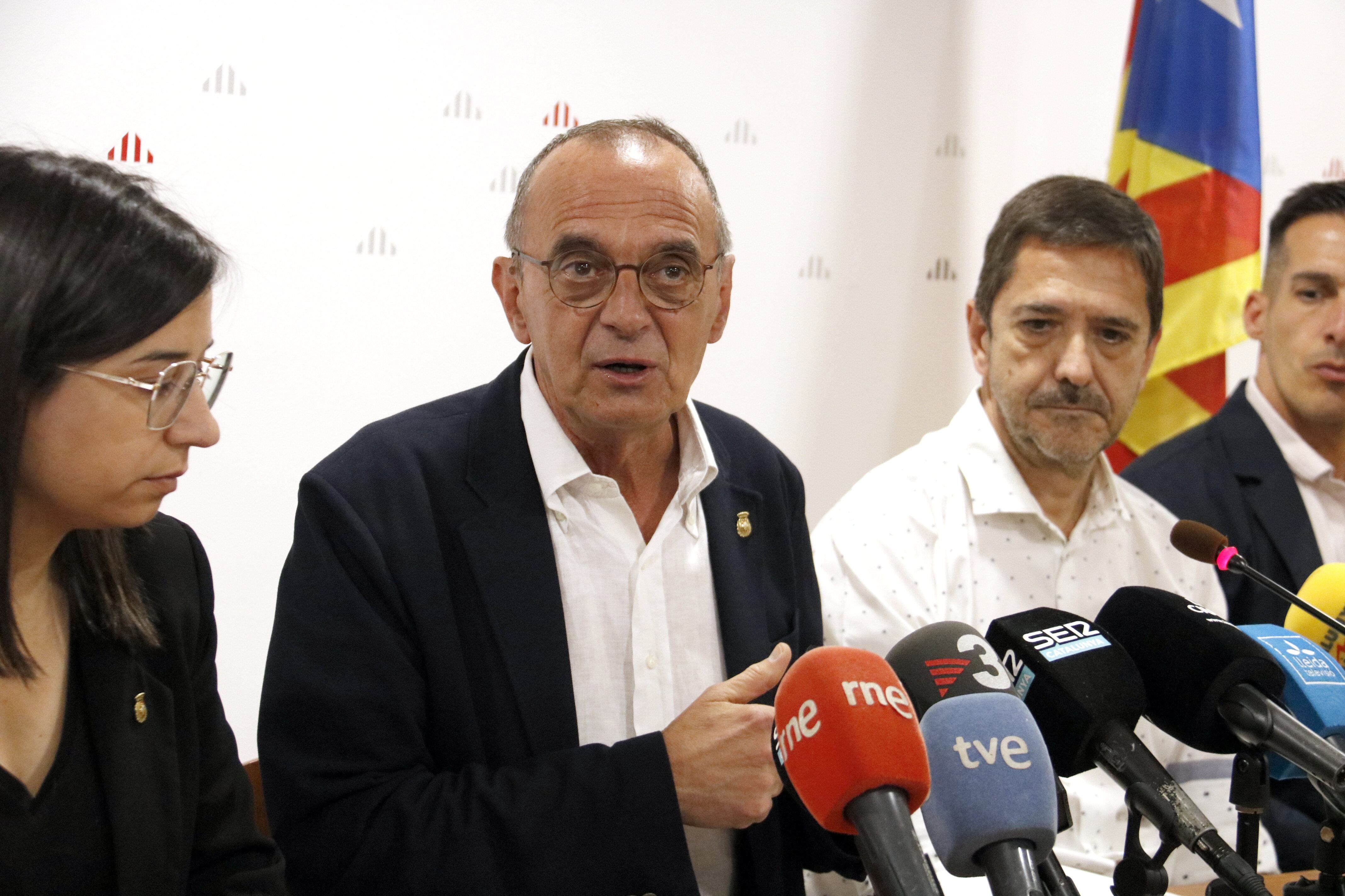 Miquel Pueyo s'ha acompanyat de membres de la llista en la roda de premsa d'anunci de la seva marxa de la Paeria. Foto: ACN.