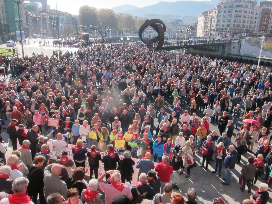 El lunes 5 los pensionistas retoman sus habituales concentraciones en Bilbao para reclamar la revalorización de las pensiones con el IPC real y pensiones mínimas de 1.080 euros.