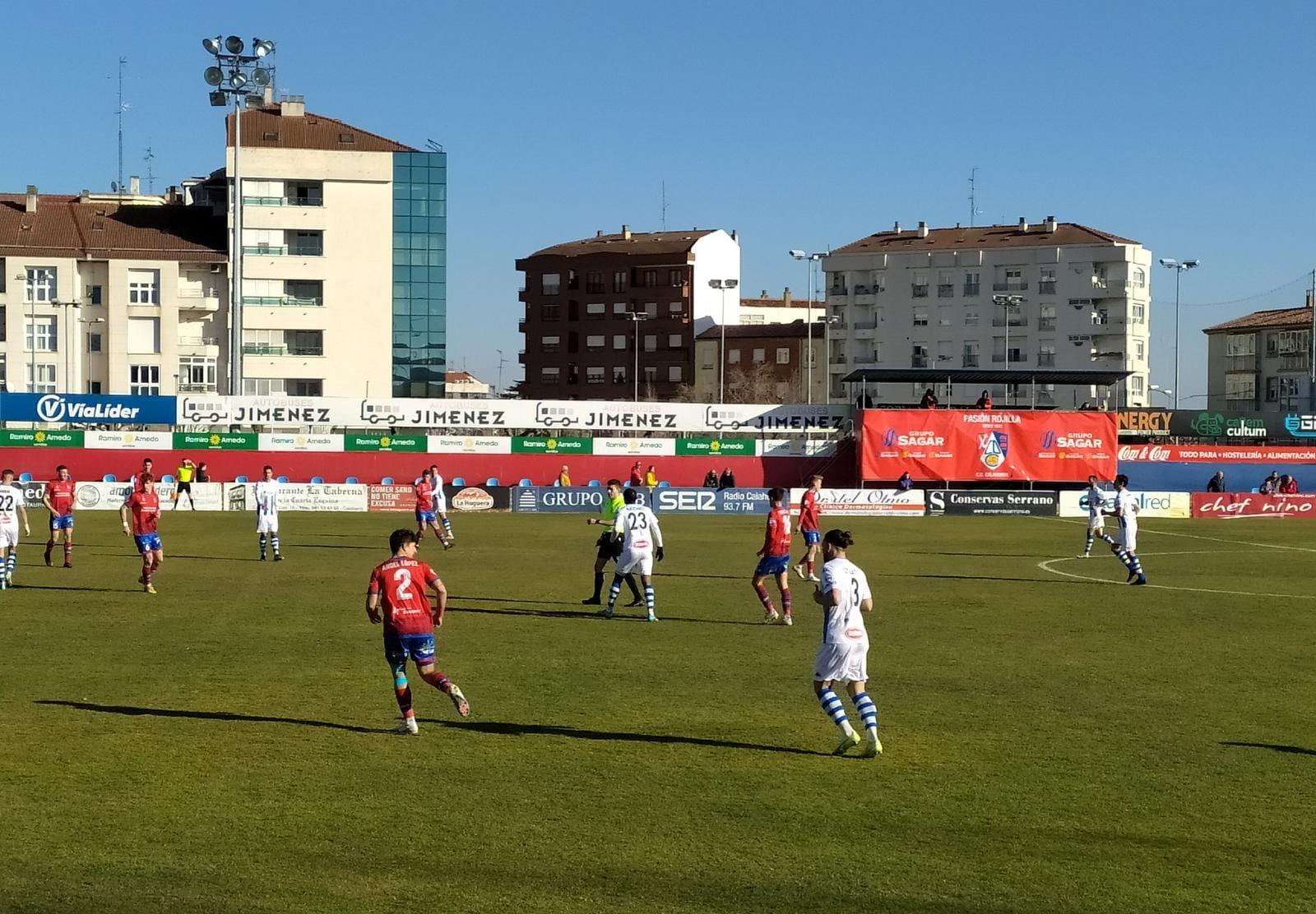 Instante del partido entre el Calahorra y el CD Alcoyano en La Planilla