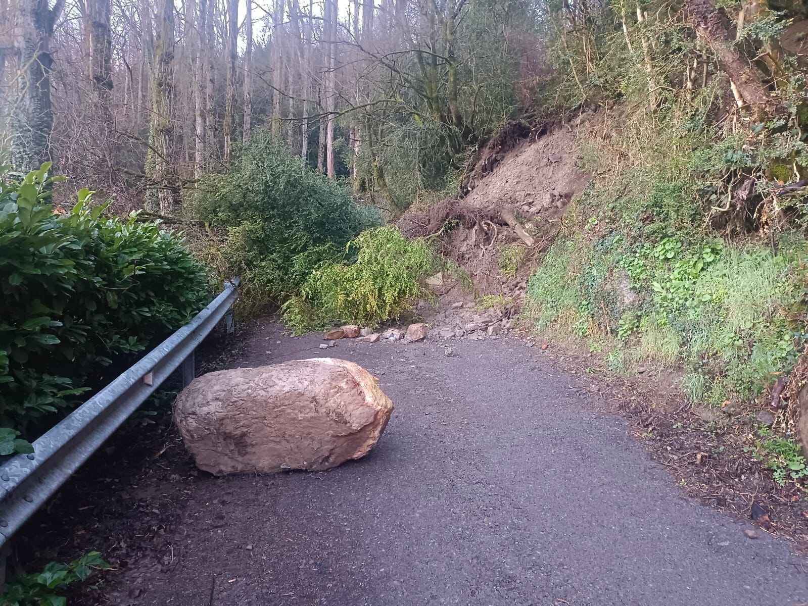 El desprendimiento en la carretera de acceso a Arguilsal era visible desde el martes a primera hora de la mañana