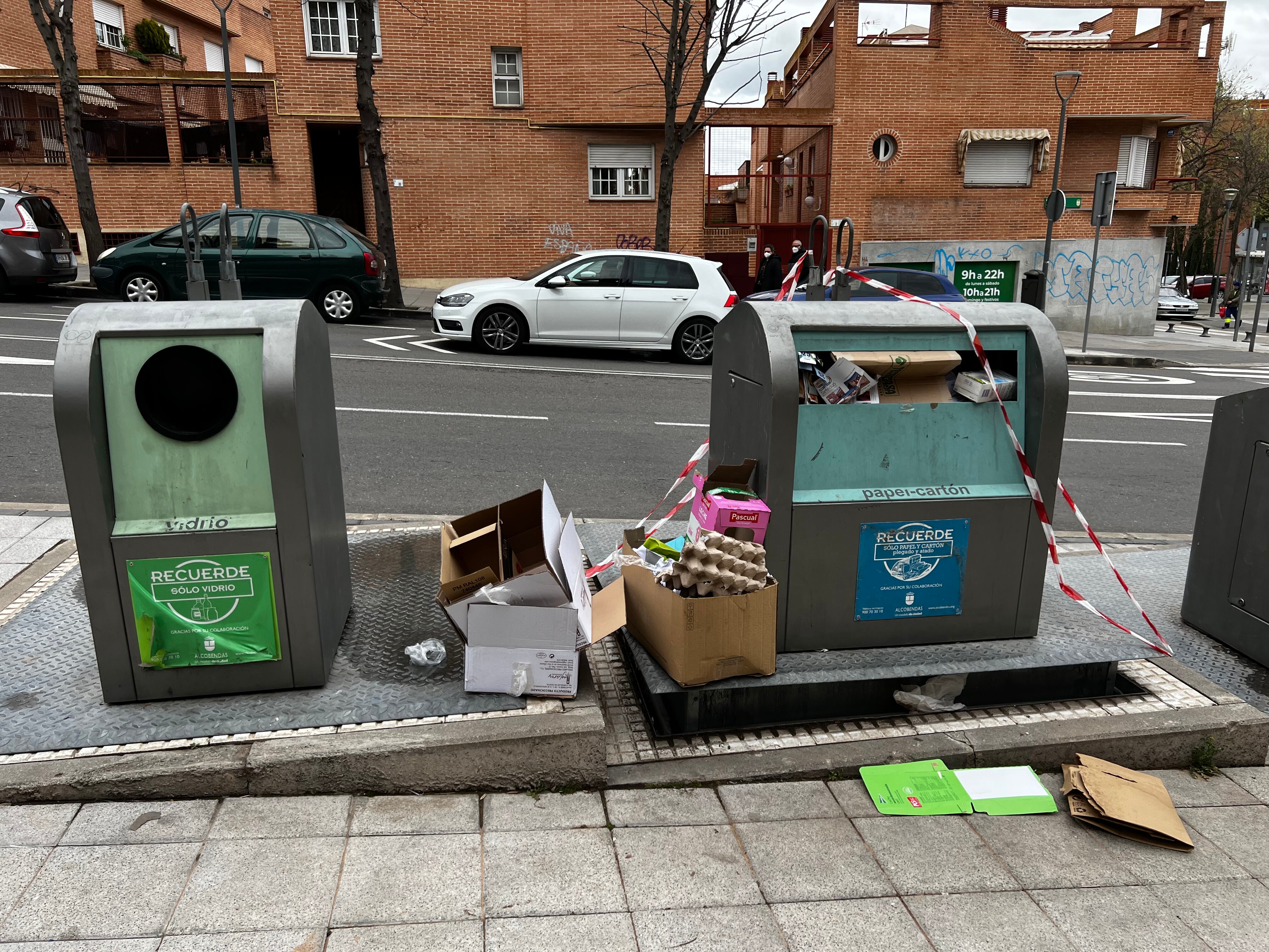 Contenedores de residuos urbanos inhabilitados en las calles de Alcobendas