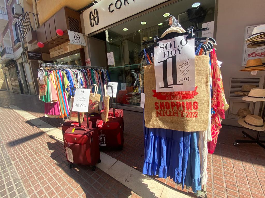 Ofertas en la calle. Shopping Night Córdoba. Foto: Ángel Muñoz.