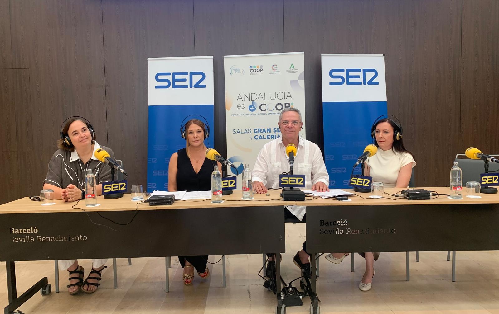 Salomón Hachuel junto a algunas de las invitadas al programa de este viernes