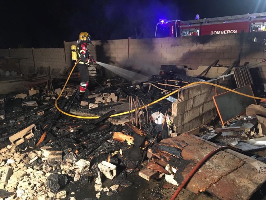 Uno de los bomberos de Lanzarote sofocando el incendio de la chabola.