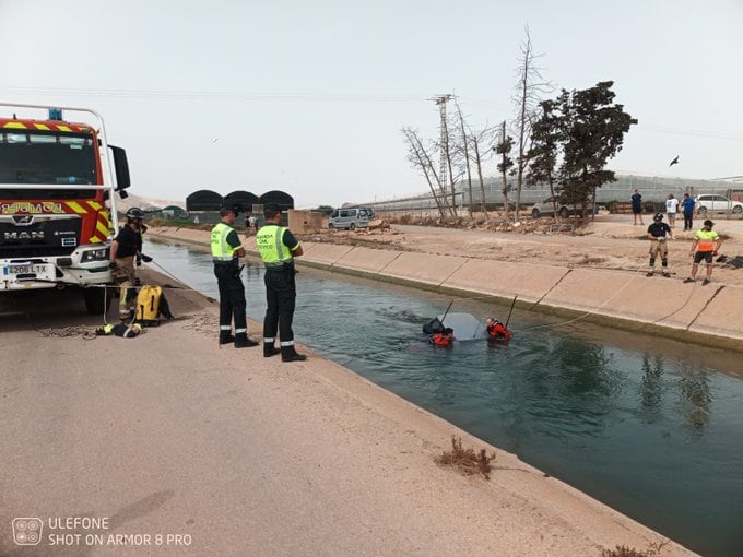 Bomberos rescatan un cadáver en el canal del Trasvase en San Javier