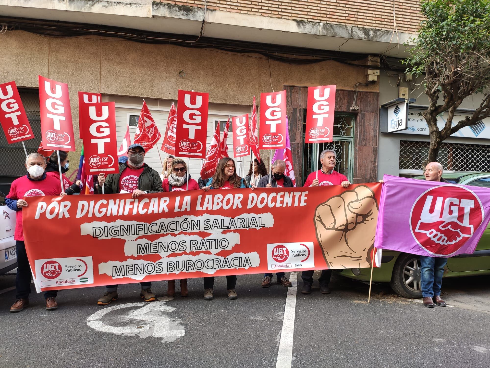 Concentración organizada por UGT frente a las puertas de la Delegación de Educación de la Junta de Andalucía en Jaén