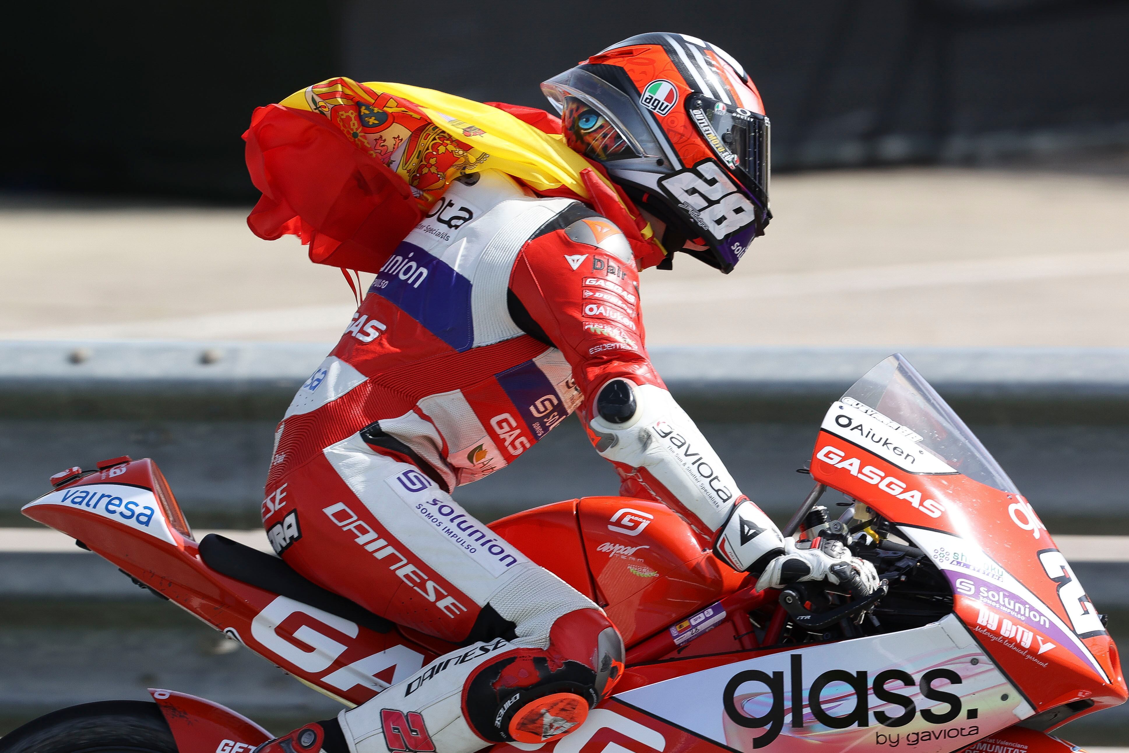 JEREZ (CÁDIZ), 01/05/2022.- El piloto español de Moto3 Izan Guevara (Aspar Team) celebra su victoria en el Gran Premio de España de Motociclismo, que se celebra este domingo en el circuito &quot;Ángel Nieto&quot; de Jerez de la Frontera (Cádiz). EFE/Roman Ríos
