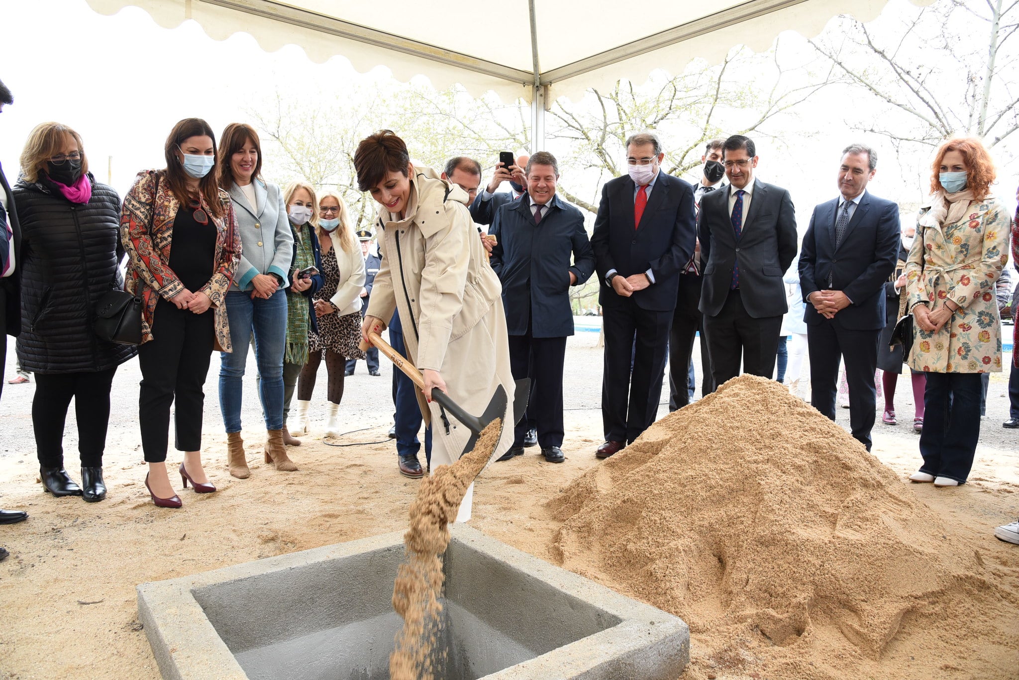 Isabel Rodríguez y otras autoridades en la colocación de la primera piedra del nuevo hospital de Puertollano