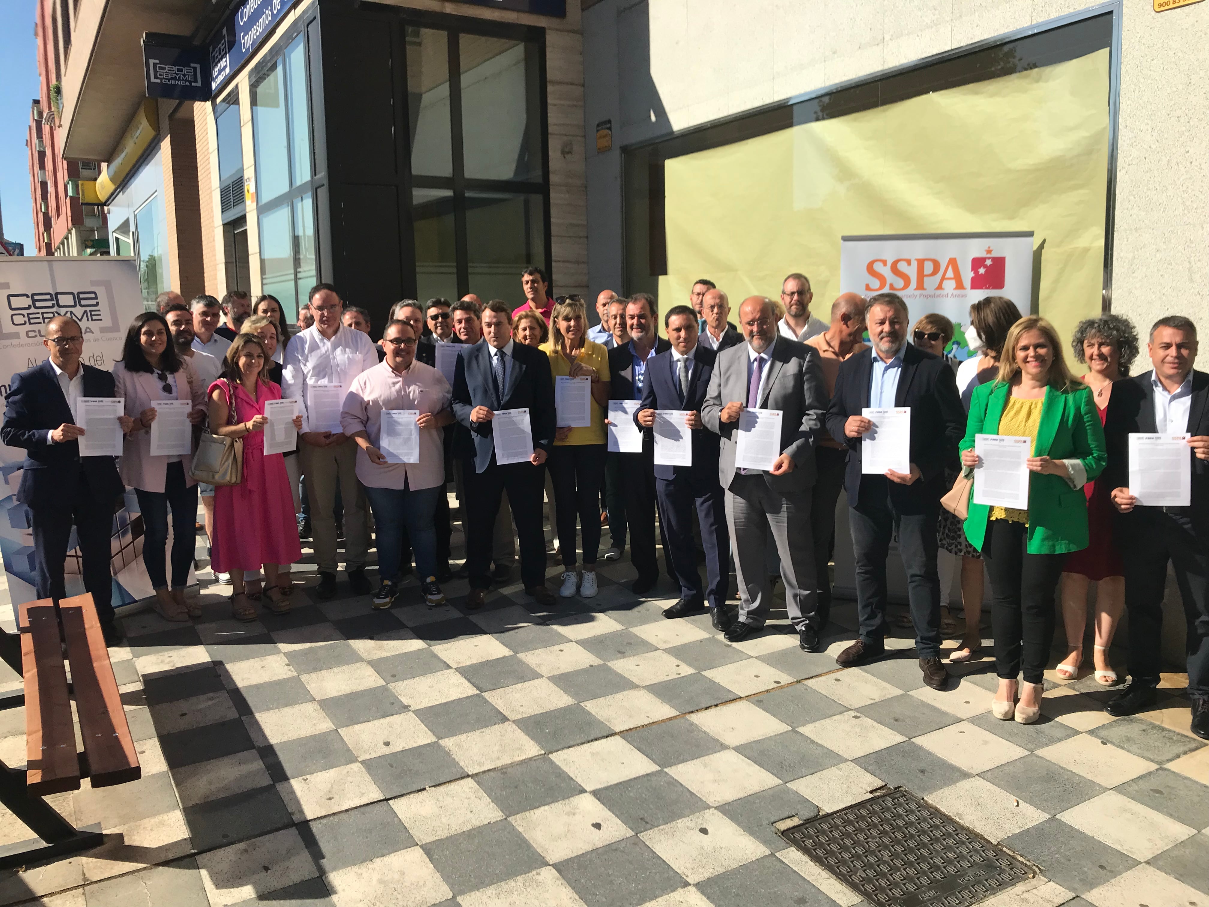 Foto de grupo con los representantes de las administraciones, organismos y asociaciones firmantes del &#039;Manifiesto para la aplicación de las medidas de funcionamiento en Cuenca, Soria y Teruel&#039;.