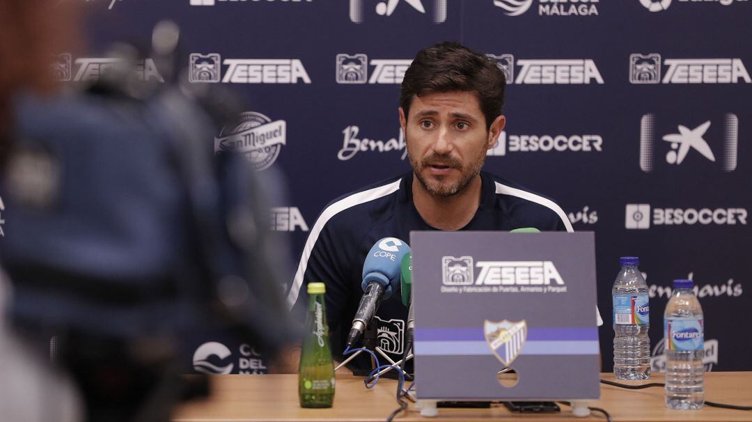 Víctor contesta una pregunta en su comparecencia de prensa