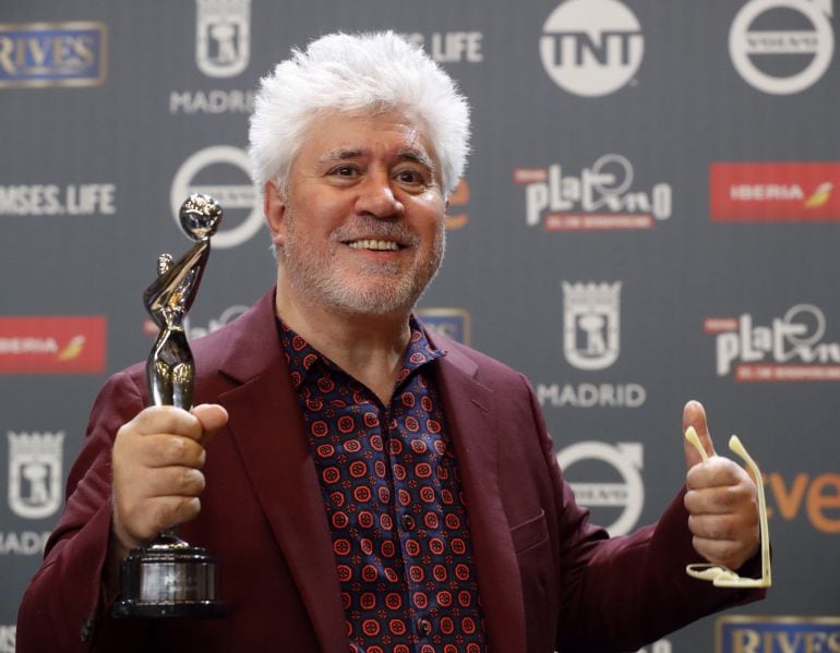 El director español Pedro Almodovar tras recibir el premio Platino a la Mejor Dirección por la película &quot;Julieta&quot;,durante la ceremonia de entrega de los IV Premios Platino del Cine Iberoamericano celebrada esta noche en la Caja Mágica, en Madrid