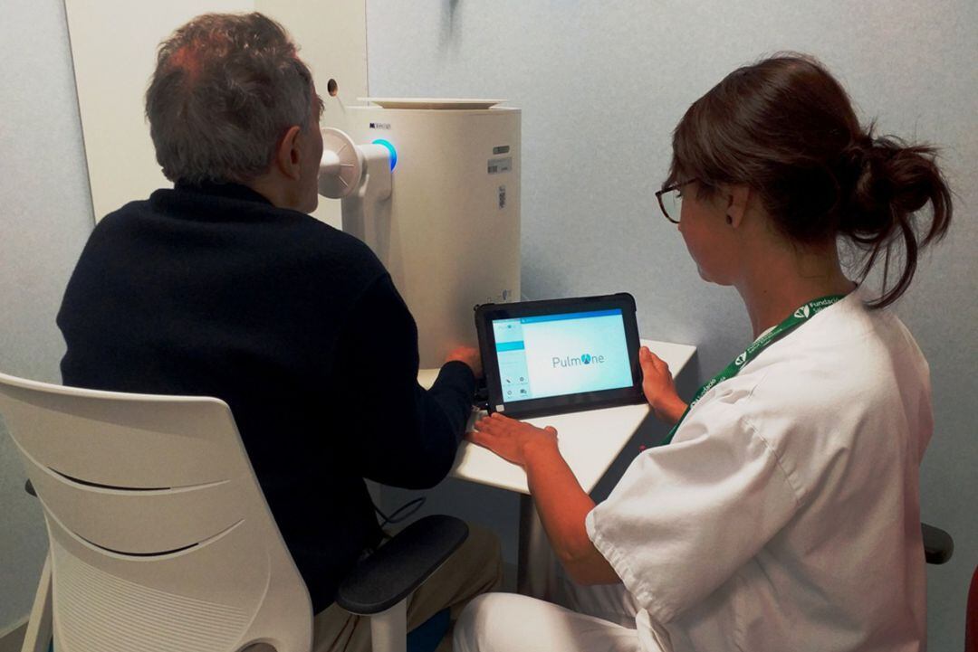 Un pacient de l'Hospital de Figueres fent la prova de l'esput induït