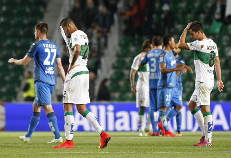 Los jugadores del Elche se lamentan a la finalización del encuentro ante el Getafe