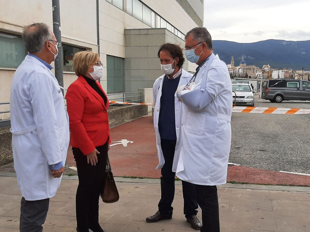 Ana Barceló es recibida por directivos del Departamento de Salud de Alcoy este viernes a las puertas del Hospital Virgen de los Lirios