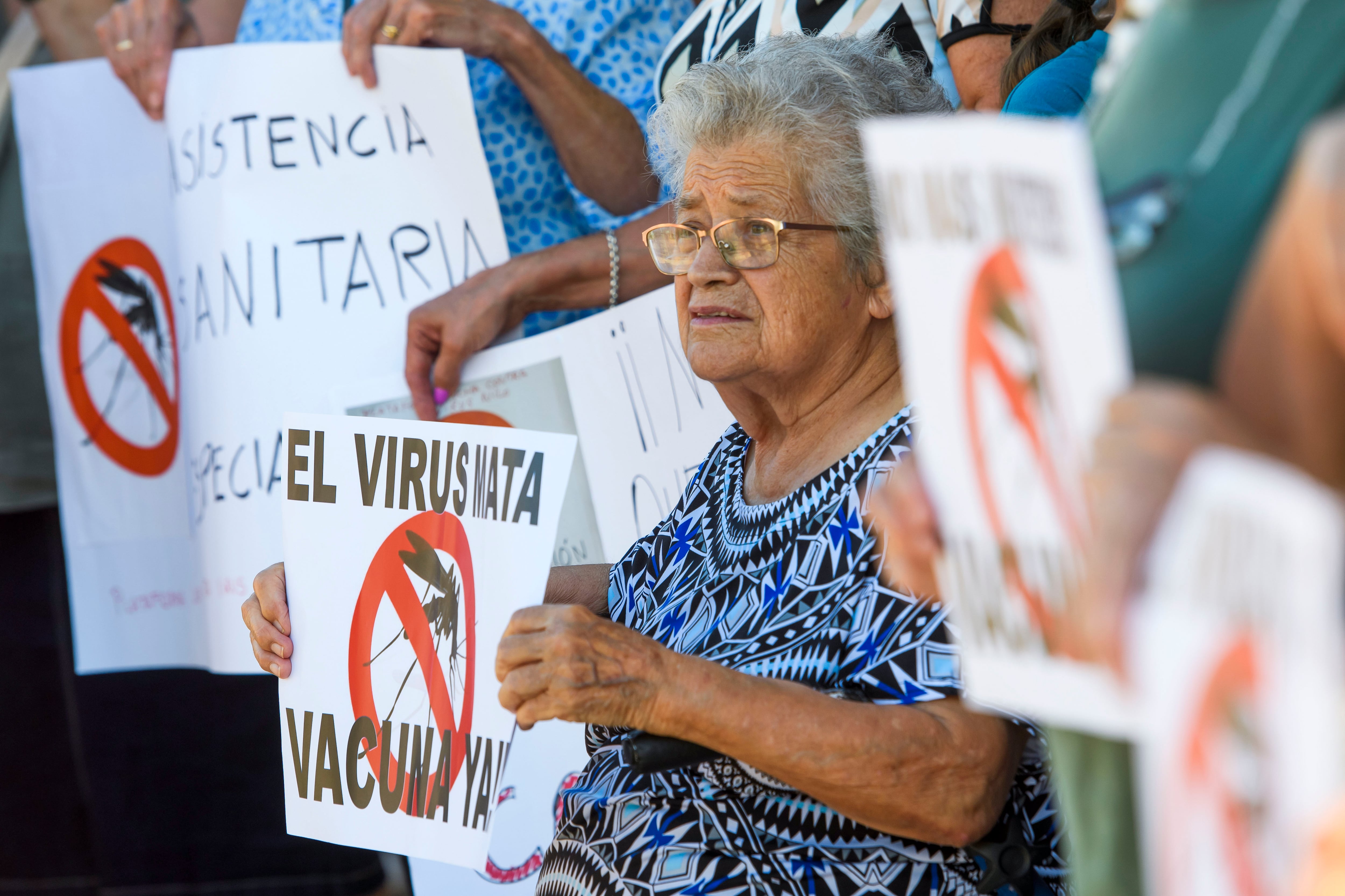 ISLA MAYOR (SEVILLA), 02/09/2024.- Manifestación en las puertas del ayuntamiento de Isla Mayor