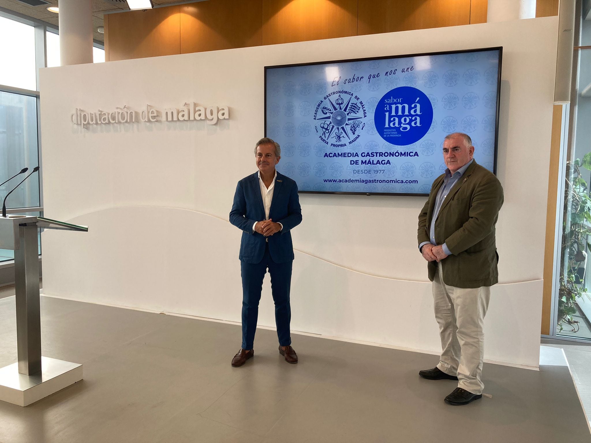 Manuel Marmolejo, vicepresidente cuarto de la Diputación de Málaga, y Manuel Tornay, presidente de la Academia Gastronómica de Málaga.
