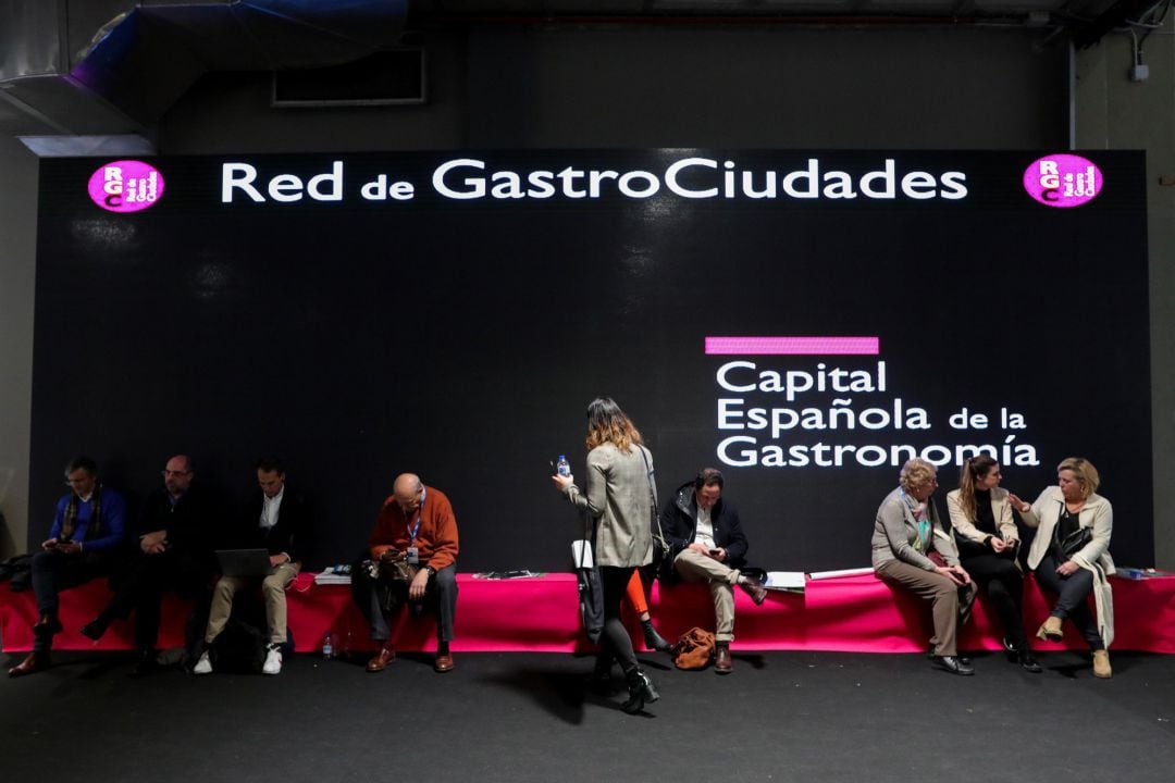 Zona de descanso de la Red de Gastro Ciudades en uno de los pabellones de Ifema durante la inauguración de la Feria Internacional de Turismo de Madrid.