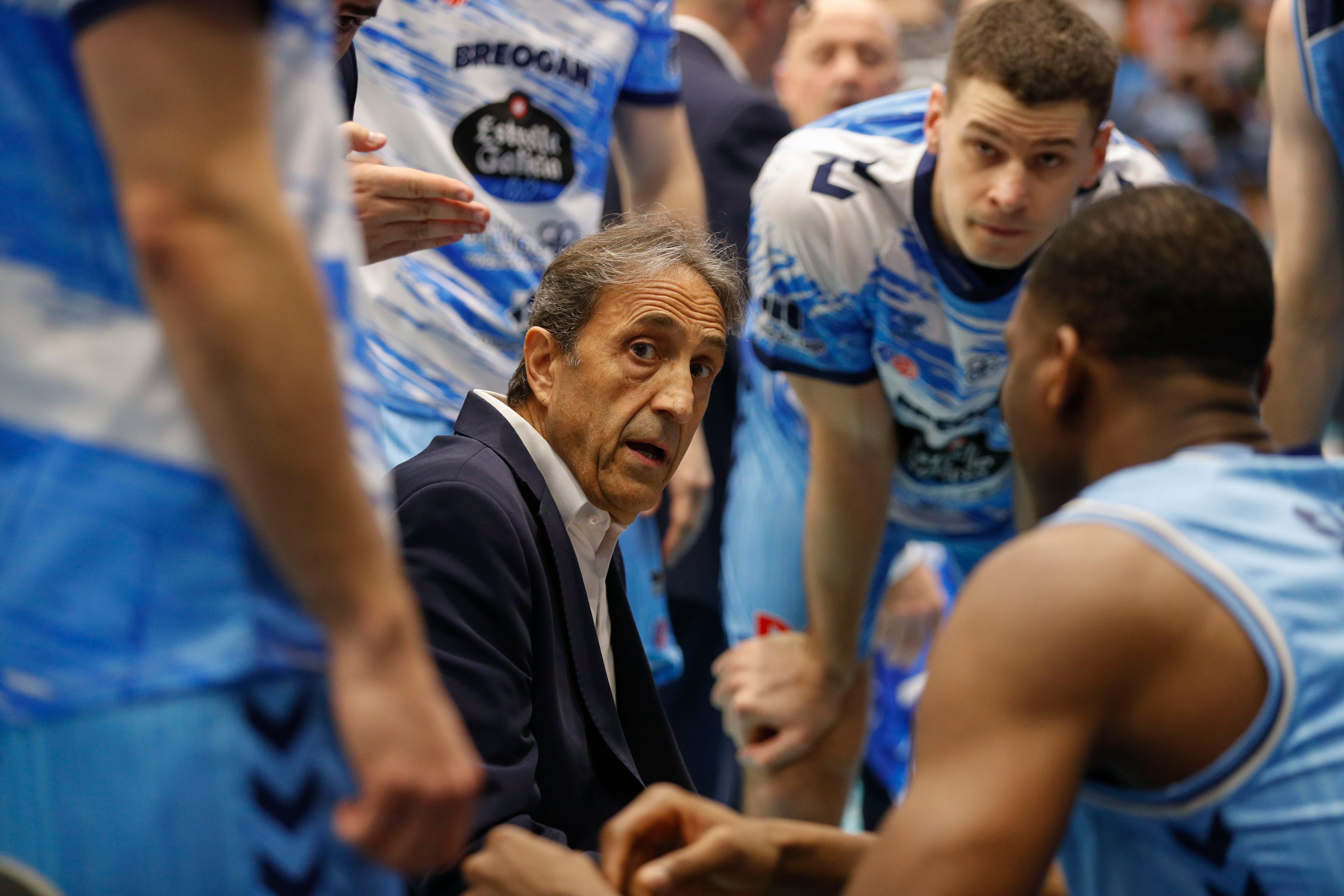 LUGO, 07/02/2026.- El entrenador del Breogan, Luis Casimiro, da instrucciones a sus jugadores durante el partido de Liga Endesa de baloncesto entre el Breogan Lugo y el UCAM Murcia, este sábado en el Pazo dos Deportes de la capital lucense. EFE/ Eliseo Trigo