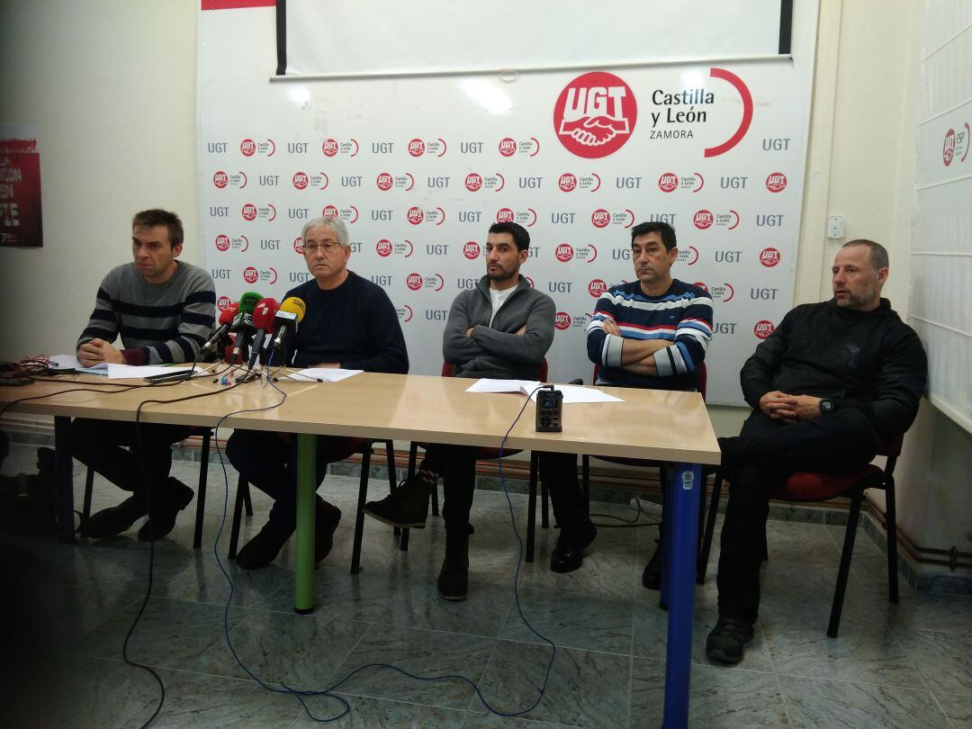 Jeronimo Cantuche, portavoz de UGT, junto a algunos de los denunciantes