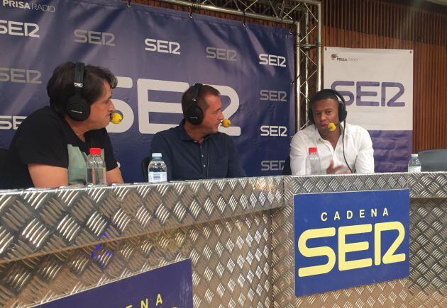 Julio Baptista, junto a Raúl Ruiz y Manu Carreño.