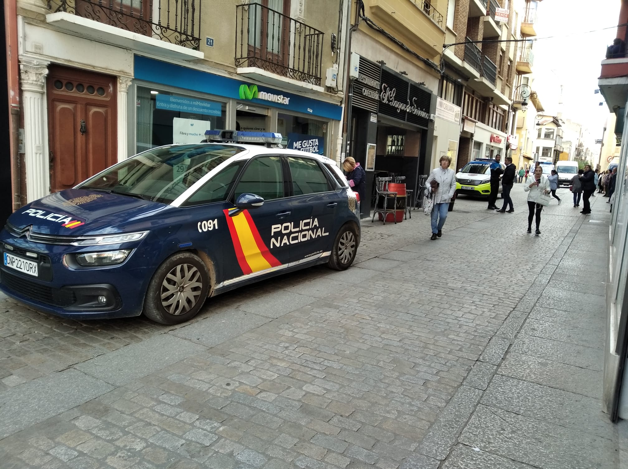 Cuatro dotaciones de Policía Local y Nacional acudieron ante la llamada de esta mujer