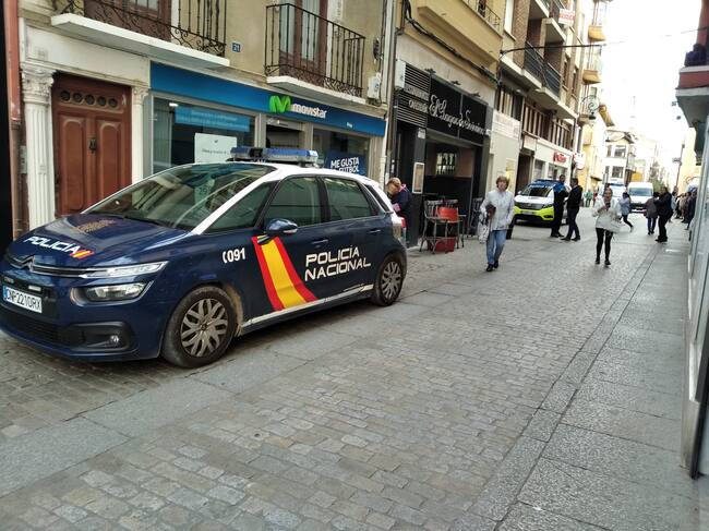 Cuatro dotaciones de Policía Local y Nacional acudieron ante la llamada de esta mujer