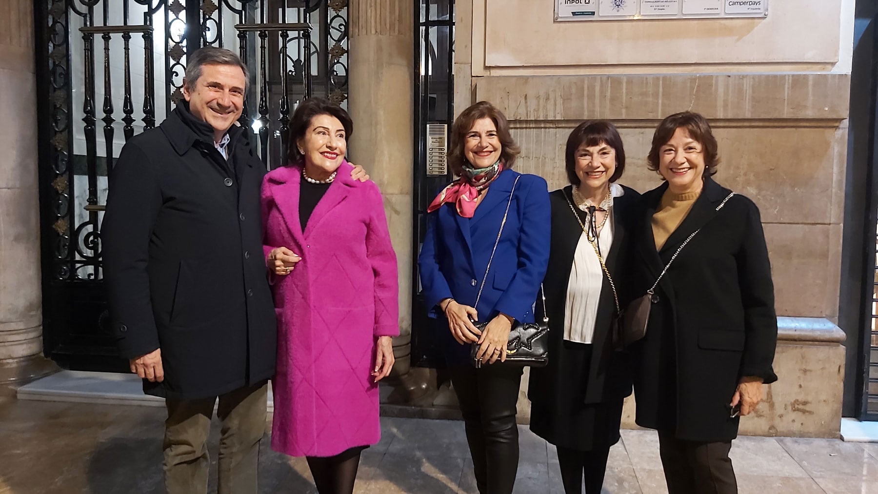 Los cinco hermanos Gómez Reus, delante del edificio, de izquierda a derecha Luis, Elsa, María José, Adelina y Teresa