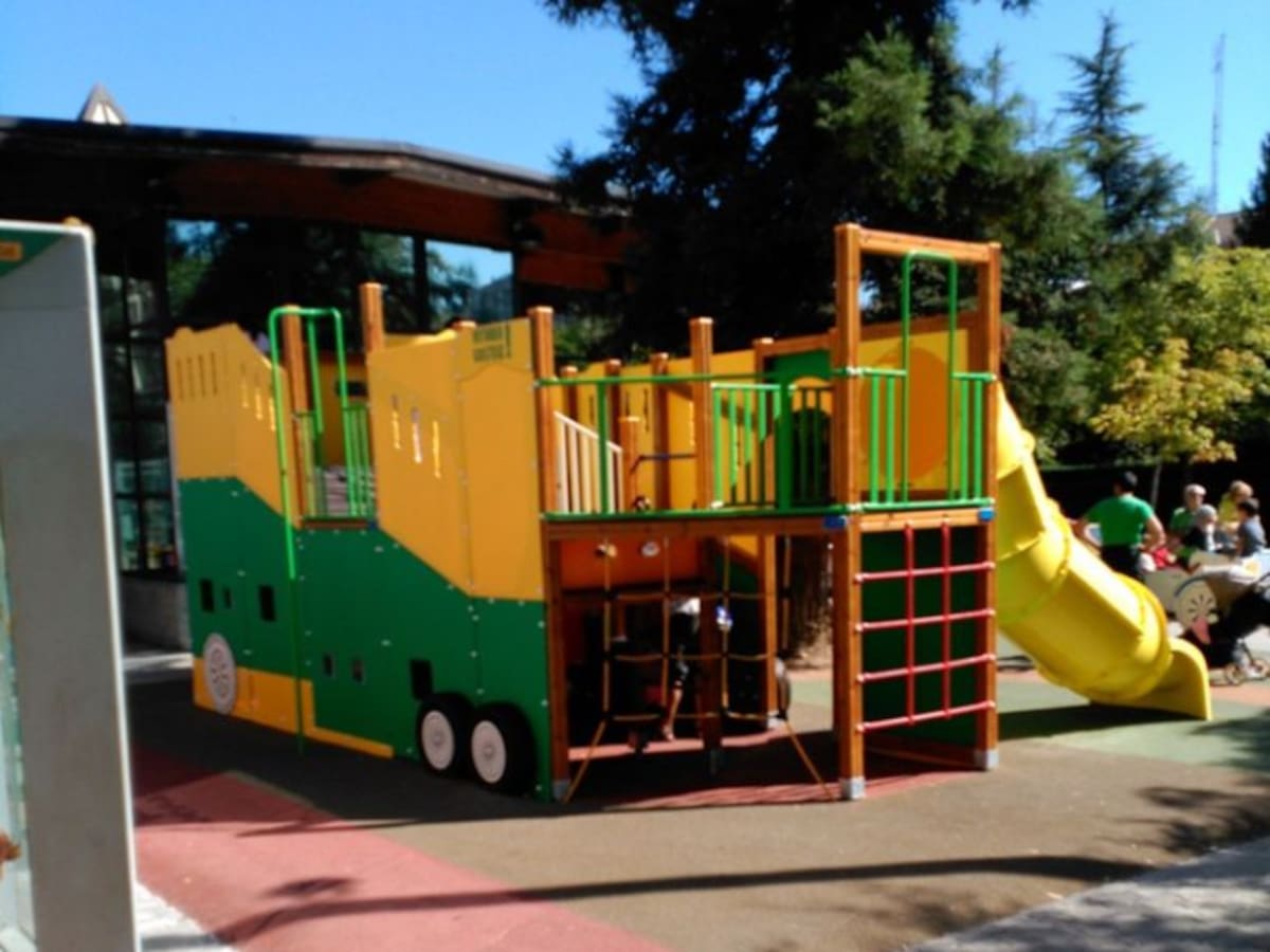 El parque infantil de Los Herrán abre con retraso