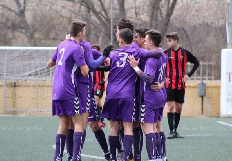 Jugadores del Ciudad de Cuenca celebran un gol 