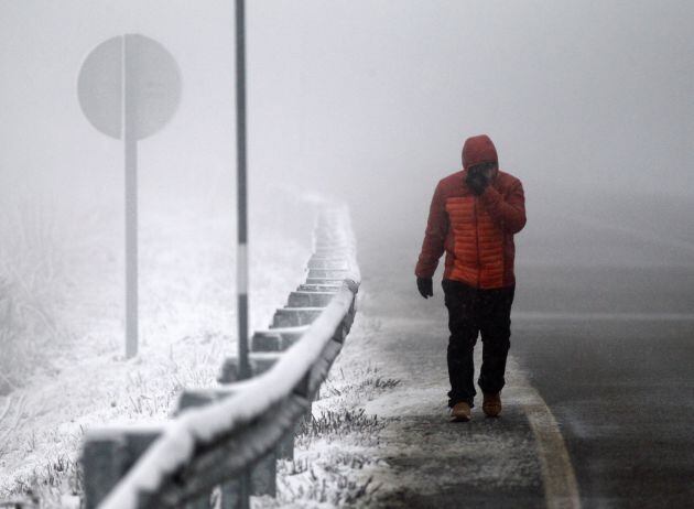 Un hombre camina por la carretera LU-633, que une Piedrafita con O Cebreiro.