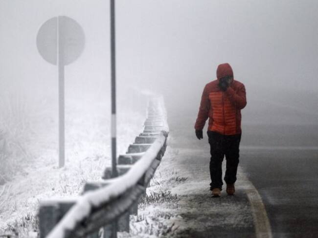 Un hombre camina por la carretera LU-633, que une Piedrafita con O Cebreiro.