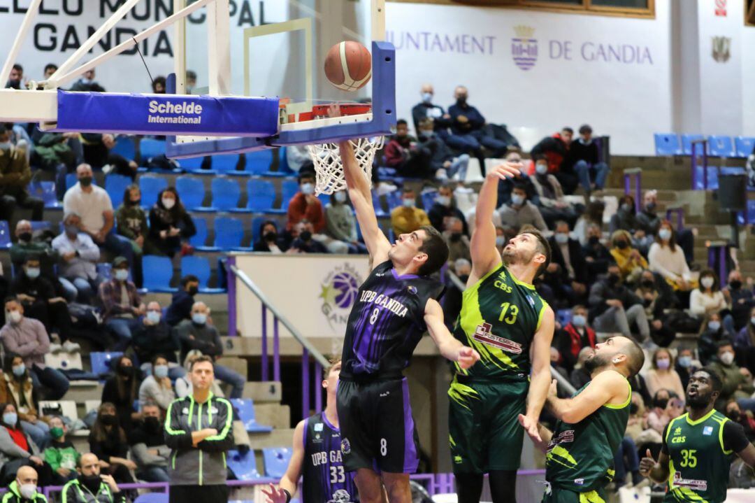 Adrián Vives anota sus dos primero puntos en su debut en el primer equipo