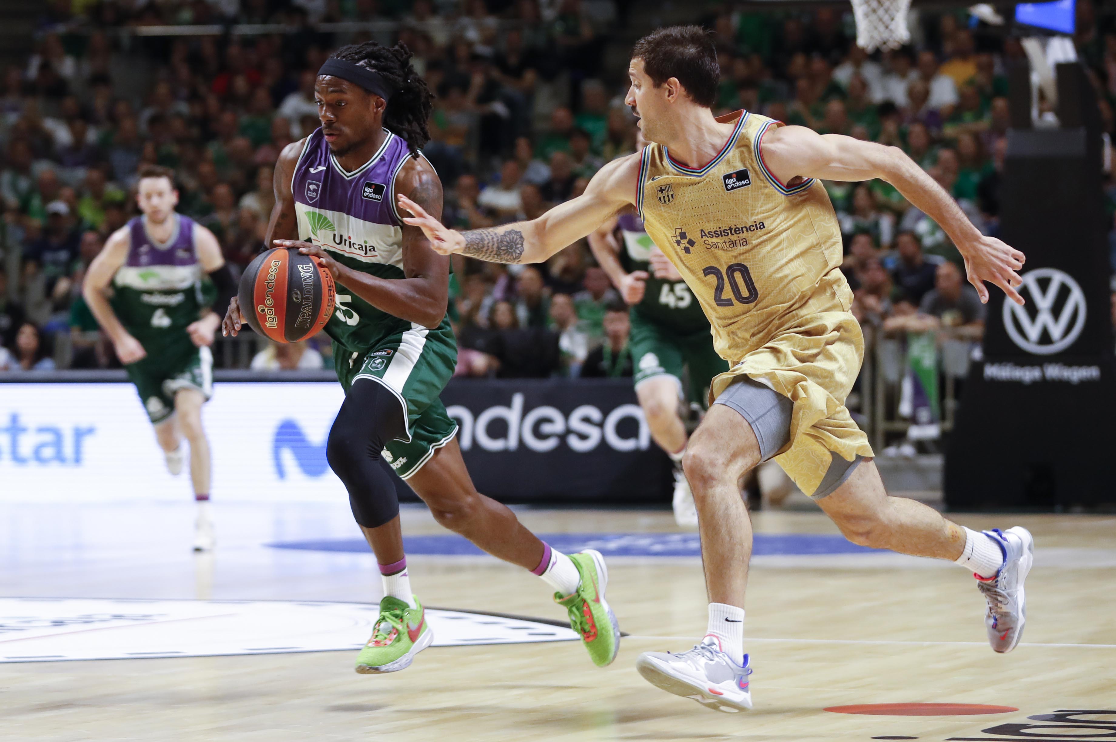 MÁLAGA, 19/03/2023.- El escolta montenegrino del Unicaja Málaga Kendrick Perry (i) disputa un balón con en base argentino del Barcelona Nicolas Laprovittola durante el encuentro correspondiente a la jornada 23 de la Liga Endesa que se celebra este domingo en el Palacio de Deportes José María Martín Carpena de Málaga. EFE/ Jorge Zapata