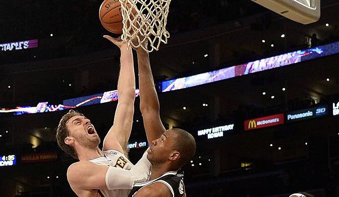 Pau Gasol tira a canasta frente a Jason Collins