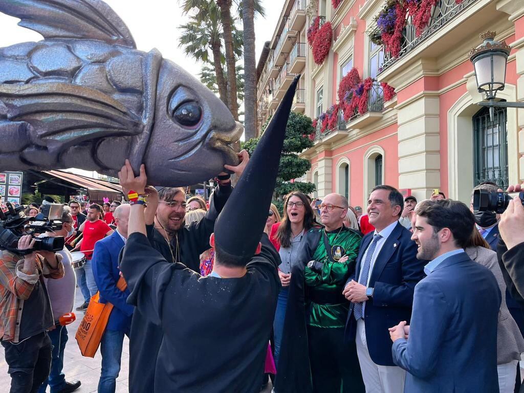 El distrito de San Antolín entrega La Sardina al alcalde de Murcia, José Antonio Serrano