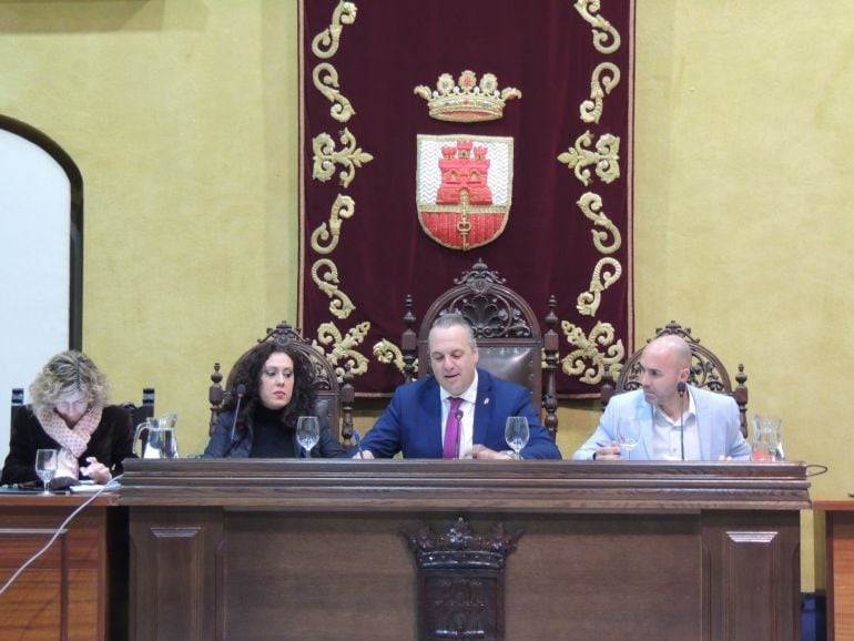 Juan Carlos Ruiz Boix, alcalde de San Roque, durante la sesión plenaria de este viernes.