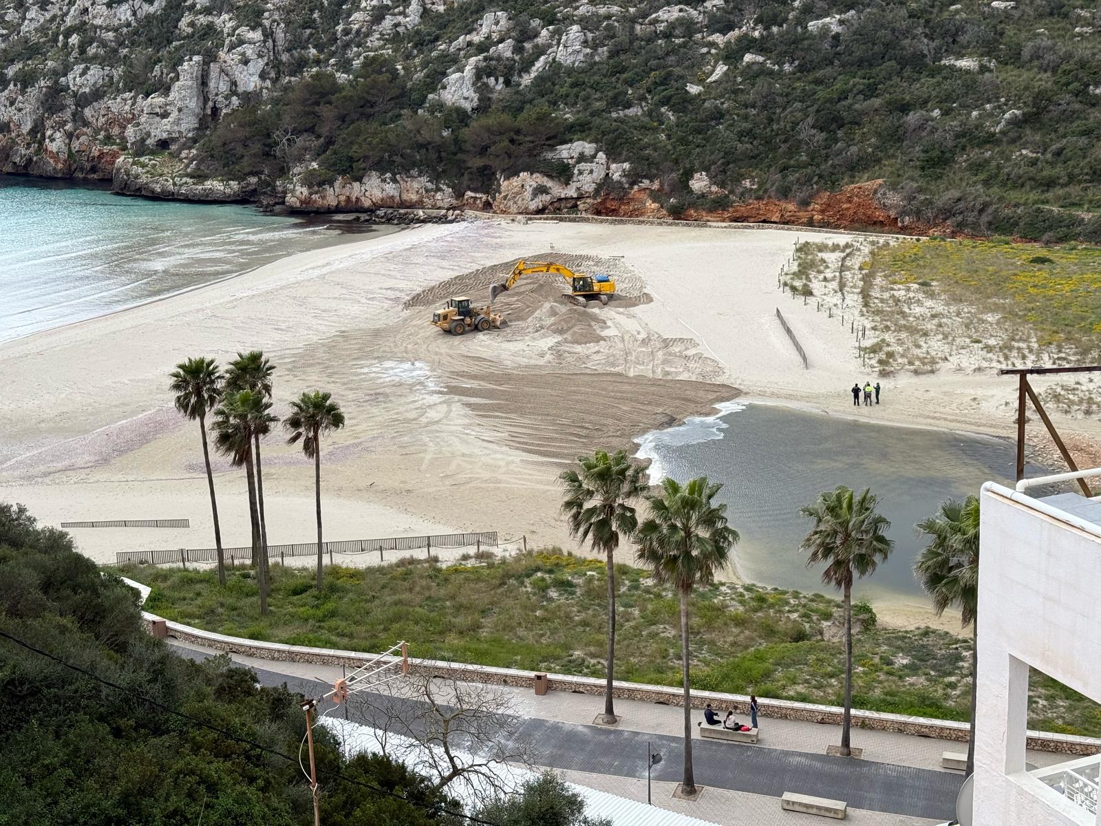 Les màquines actuaven aquest dijous sobre la platja
