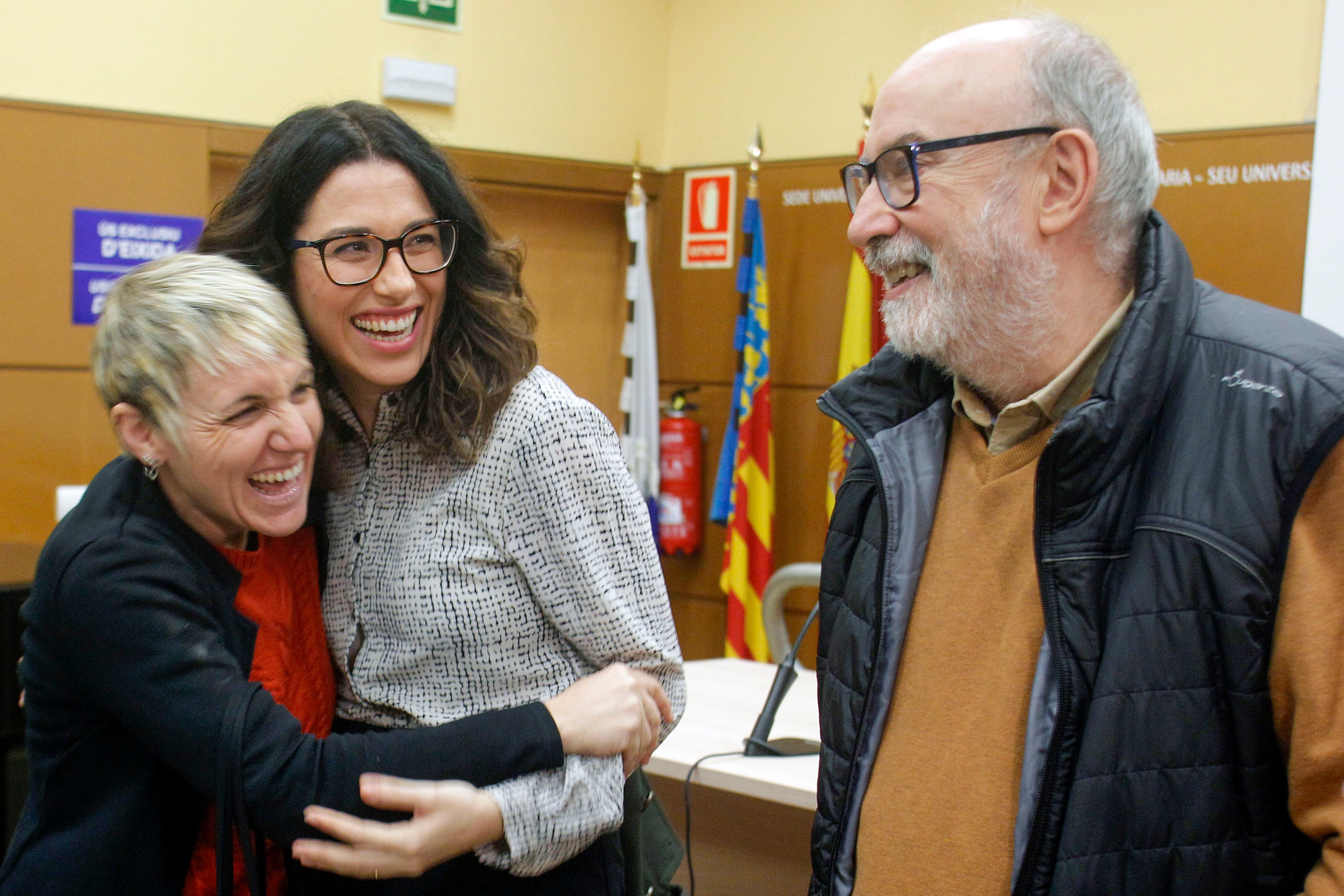 GRAFCVA402 ALICANTE, 19/12/2022.- La vicepresidenta del Consell, Aitana Mas (c), presenta su candidatura a las primarias de Compromís de 2023. En la imagen, junto a Papi Robles y Manuel Alcaraz. EFE/Morell
