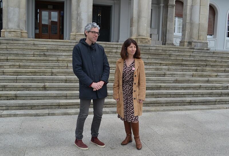 Iván Rivas y Sol Agra a las puertas del Concello de Ferrol (foto: BNG)