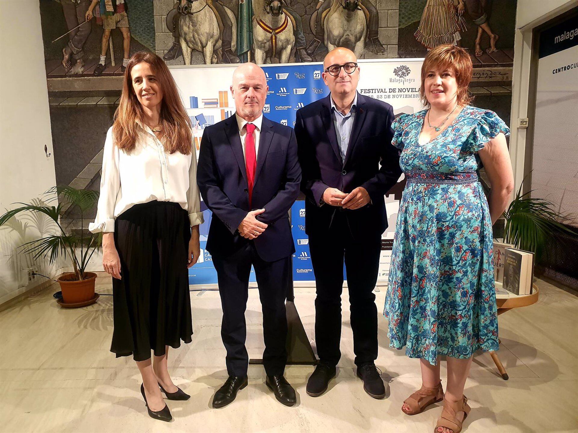 El festival ha sido presentado por el diputado de Cultura, Manuel López Mestanza, la jefa de servicio de la biblioteca, Juana Moreno, la directora de Málaga Negra, Inés Ruiz Luque, y el responsable de Literatura de Fundación Unicaja, Francisco Cañadas..
La segunda edición del Festival de Novela Negra de Málaga y Provincia Málaga Negra se celebrará durante el jueves 21, viernes 22 y sábado 23 de noviembre en el centro cultural provincial María Victoria Atencia de la Diputación. Escritores como Alicia Giménez Bartlett, Susana Martín Gijón, Toni Hill o Paola Boutellier, entre otros, serán los invitados. En el programa no faltarán los diálogos con los escritores, mesas redondas, talleres de escritura creativa y firmas de libros.
POLITICA
DIPUTACIÓN DE MÁLAGA
