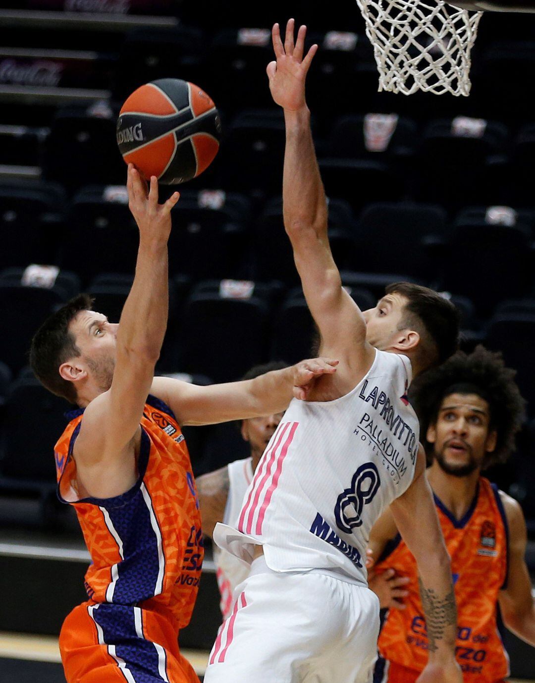 GRAF1079. VALENCIA, El jugador Valencia Basket Sam Van Rossom (i) entra a canasta ante Nico Laprovittola, del Real Madrid, durante el partido de la Euroliga de baloncesto disputado este viernes en el pabellón Fuente de San Luis, en Valencia. EFE, Miguel Á