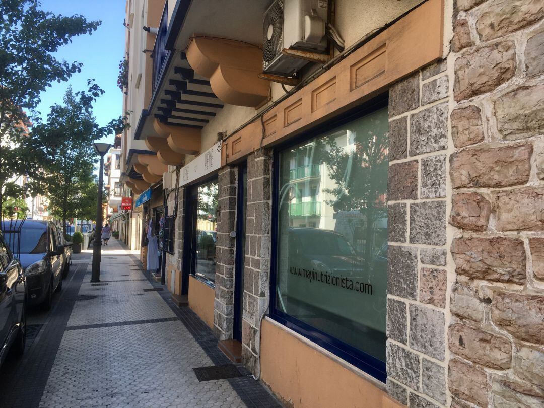 Comercios en una calle de Hondarribia.