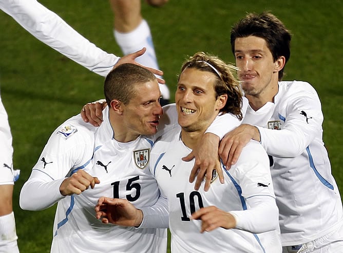 Forlán celebrando uno de sus goles ante Sudáfrica